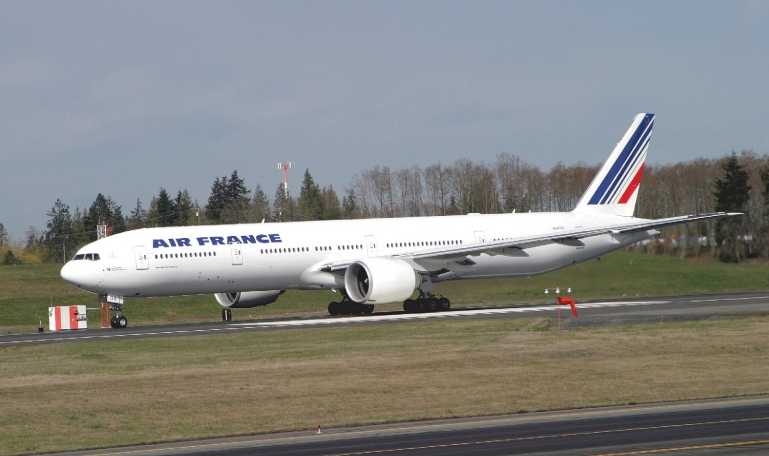 BOEING 777-300 B773 aircraft photograph