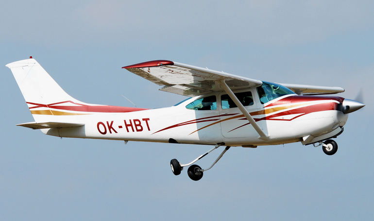 CESSNA TR182 Turbo Skylane RG C82T aircraft photograph